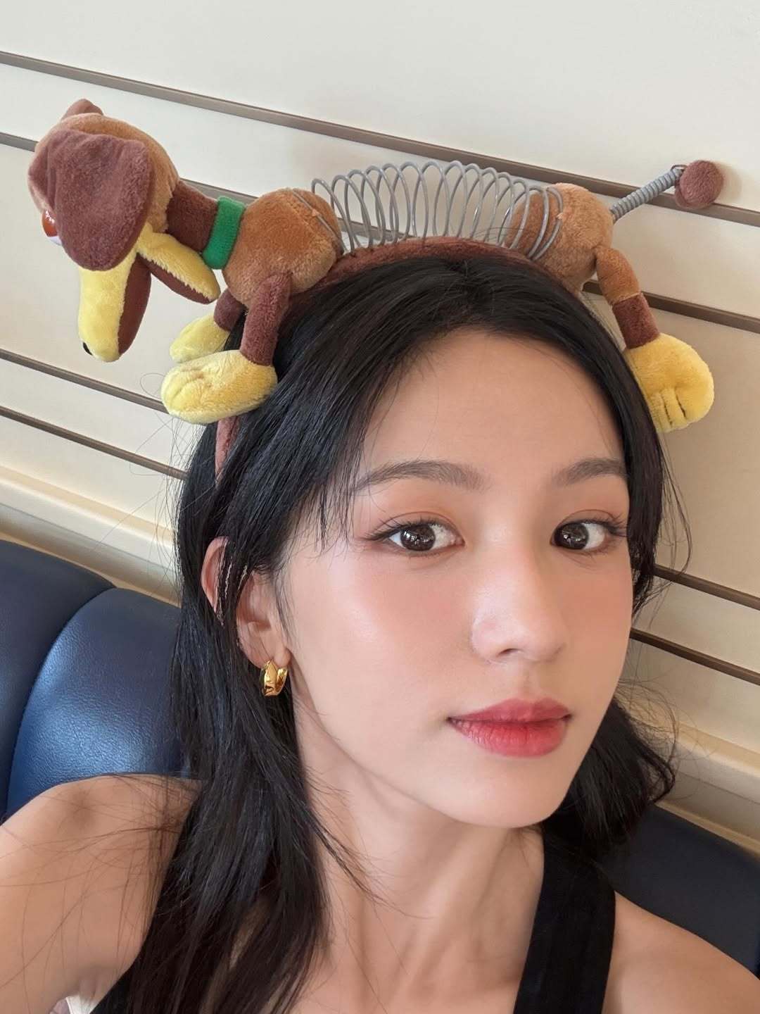 周也鬼马少女IG更新🌟齐刘海儿的也子秒变高中生，怎么这么嫩啊！完美适配各种