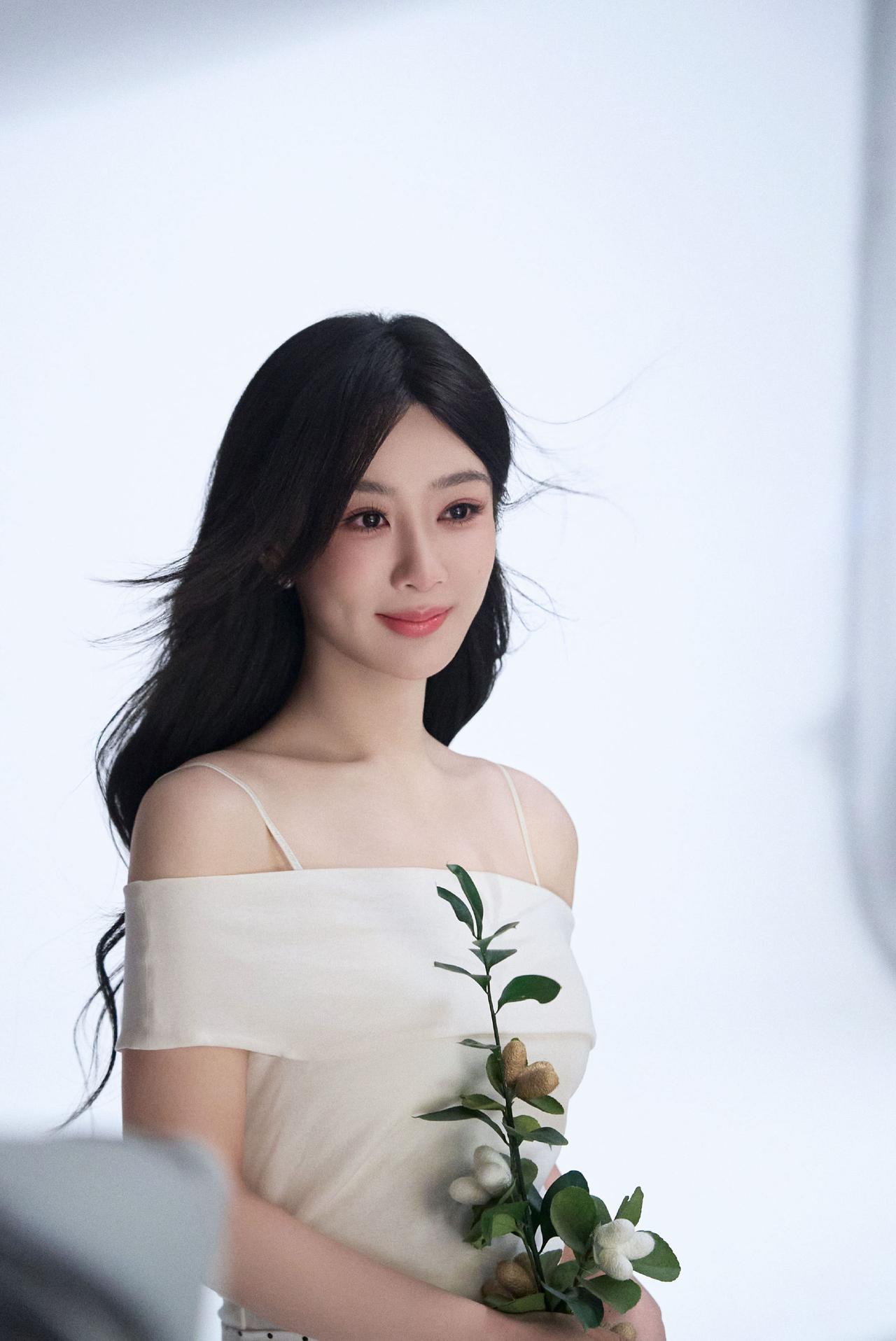 杨紫直播间真心话戳哭全网：爱自己，真的不用很复杂杨紫在直播间的一段走心分享