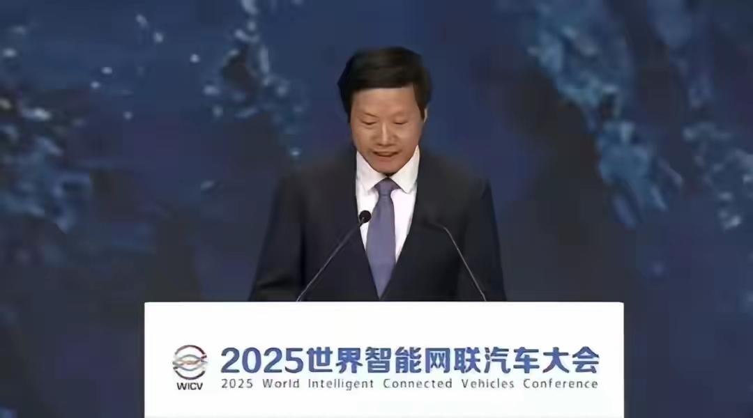雷军这次是真不装了，直接把桌子掀了。10月16日，在2025智能网联汽车大会