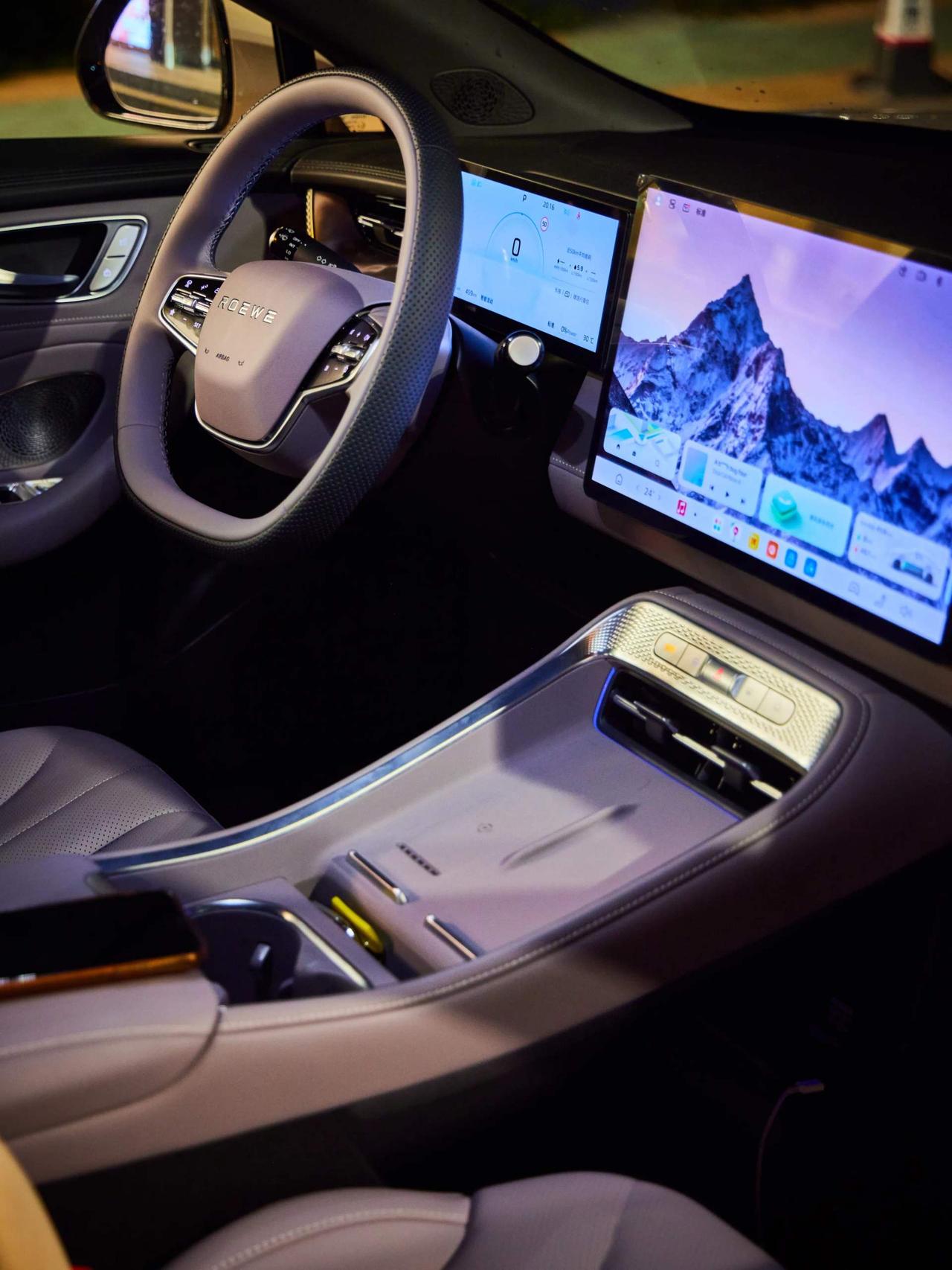 上海的冬天，早上出门是需要一点勇气的。以前我最烦的就是钻进那台冷得像冰窖的车，方