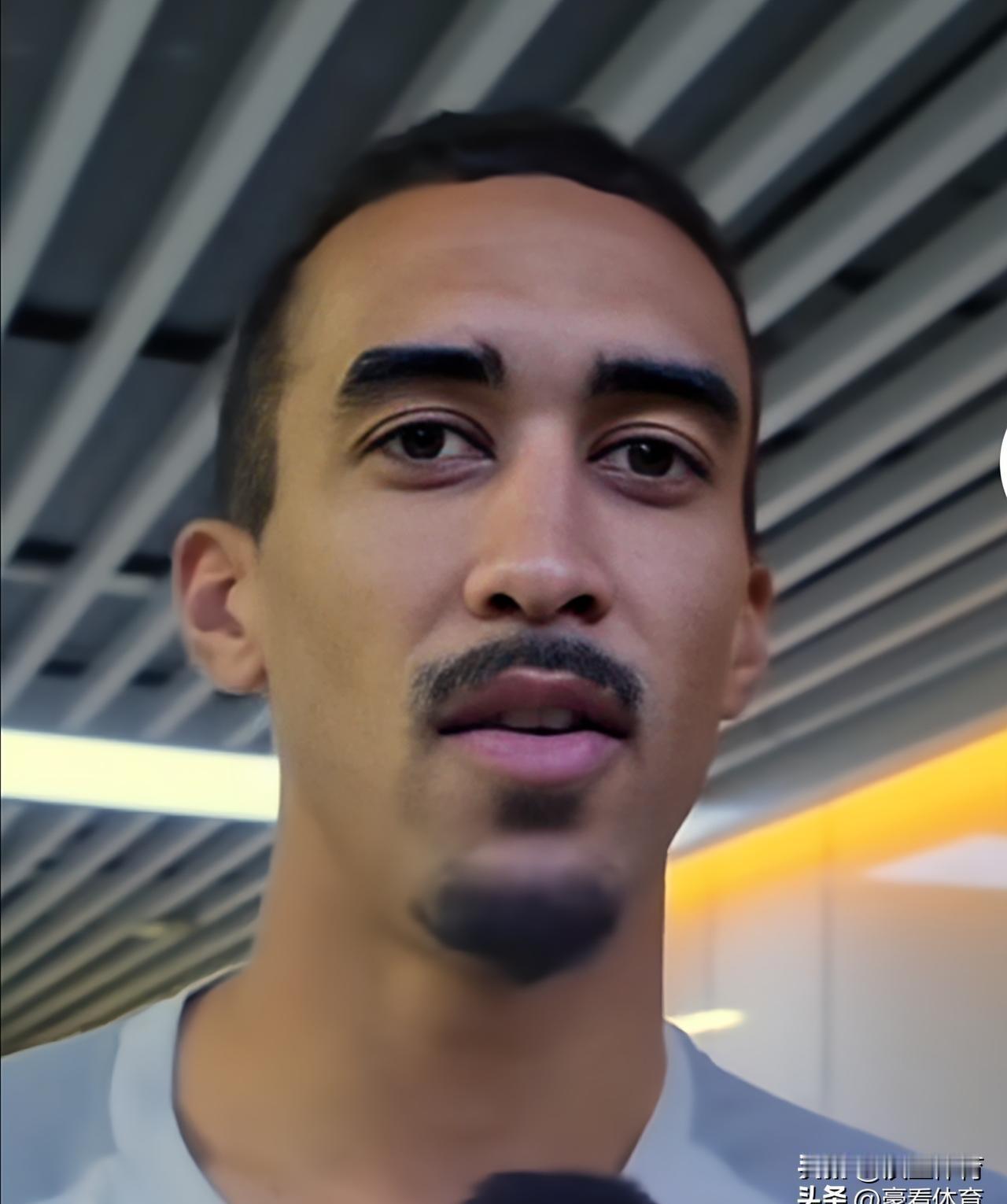 1米79，在CBA是致命缺陷。对徐杰来说，这是他的武器。浙江队的后卫线，平均