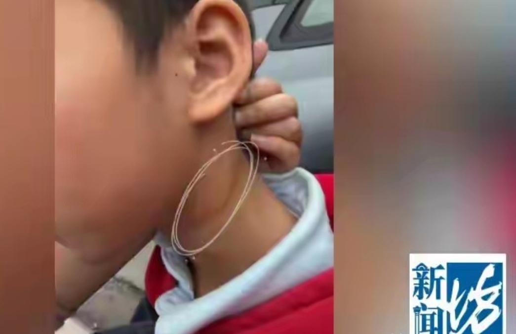 上海浦东，女子带7岁的儿子去医院看鼻炎，医生在给孩子检查时，孩子因为害怕，医生越