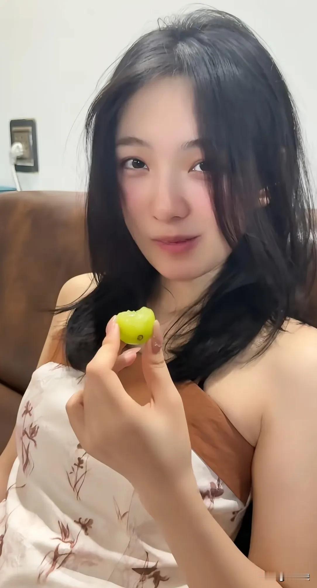 现在有些男的见到一个美女恨不得上上下下把人家看秃噜皮了。咱就是说就不能收敛一点吗