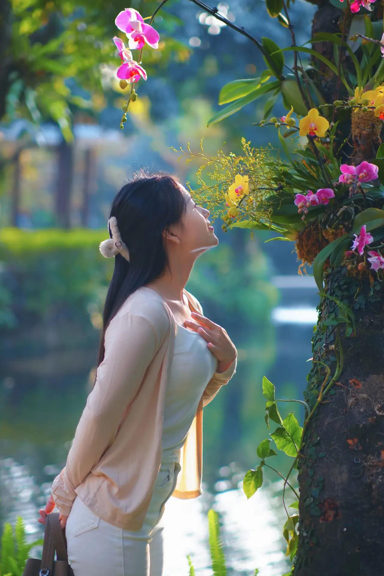 在花丛中轻嗅，感受自然的芬芳。