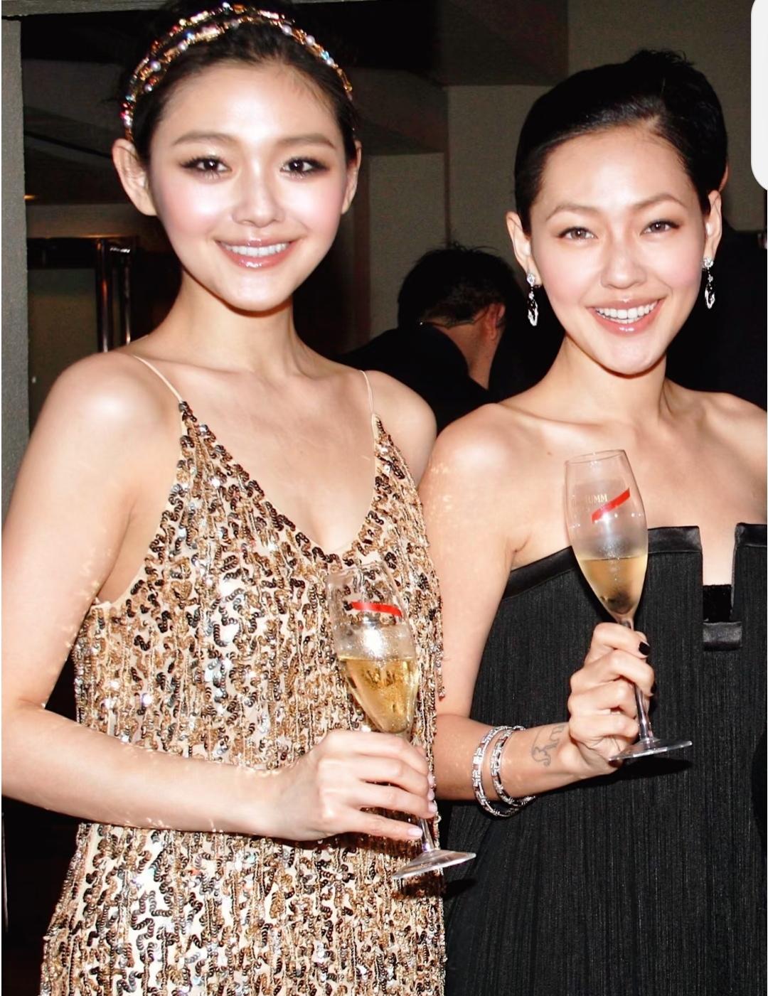 曾有人说大S是“横榜脸”，脸型偏短宽、呈椭圆，不算传统上的精致款；小S则是长尖脸