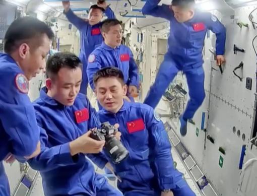 估计现在最让人担心的，就是神舟二十号的航天员。不是因为他们没有成功交接，也不是