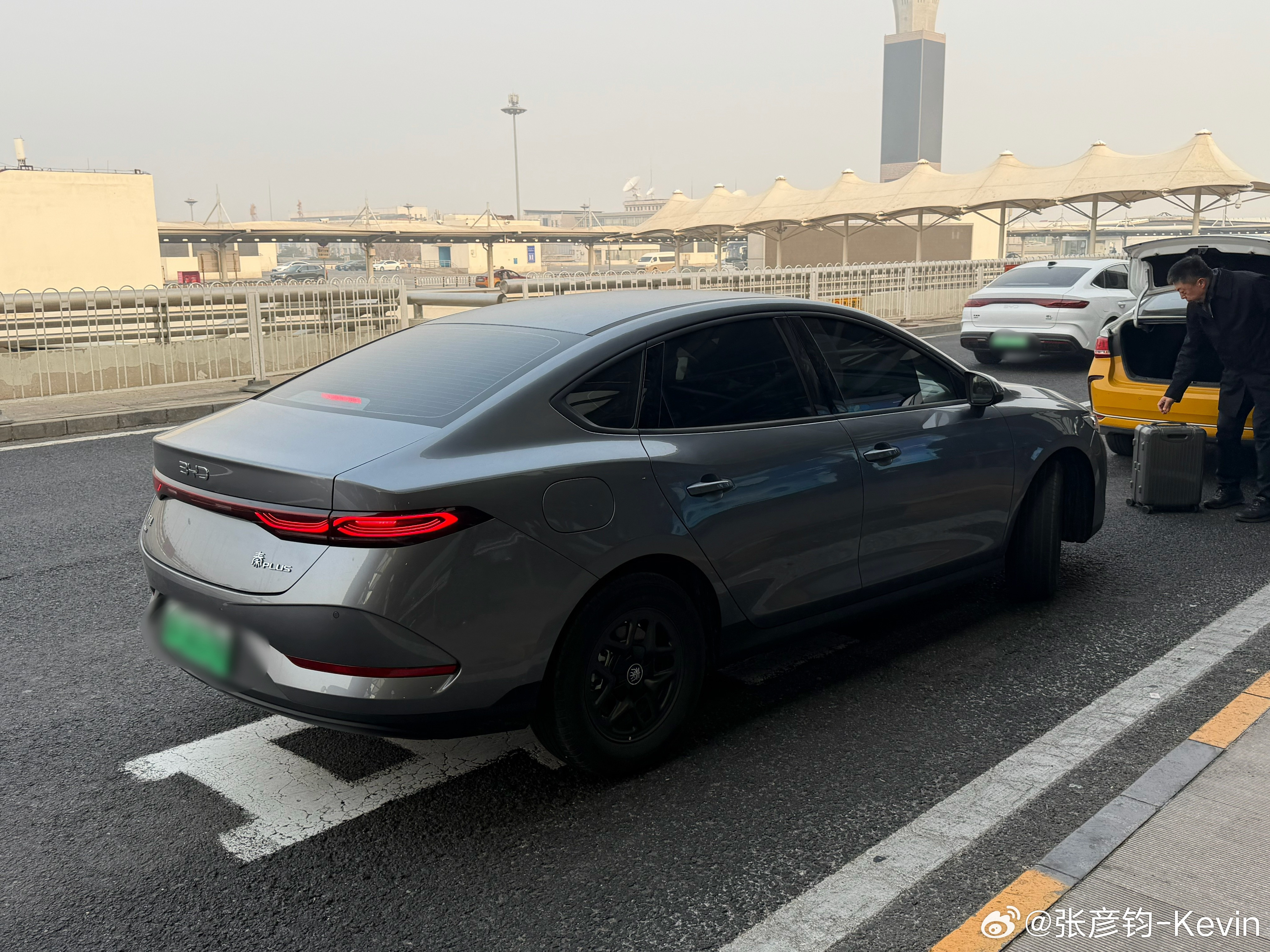 早起打了个比亚迪秦PlusDM-i，看他表显油耗才3.3，跟师傅聊了会儿，他说