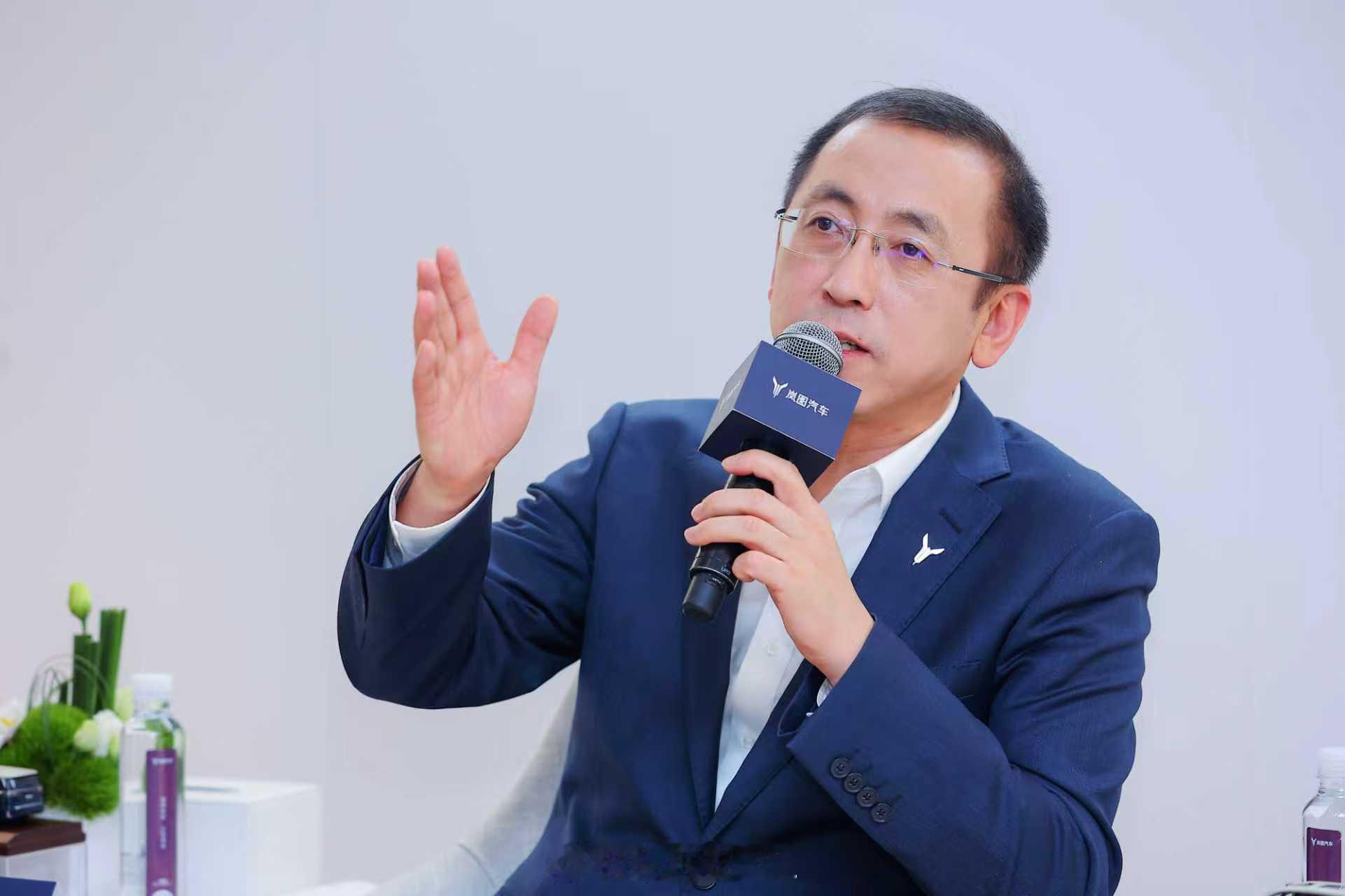 岚图这次车展基本放了旗舰，去逛的时候只看到“三旗舰”，岚图完成轿车（追光L）、