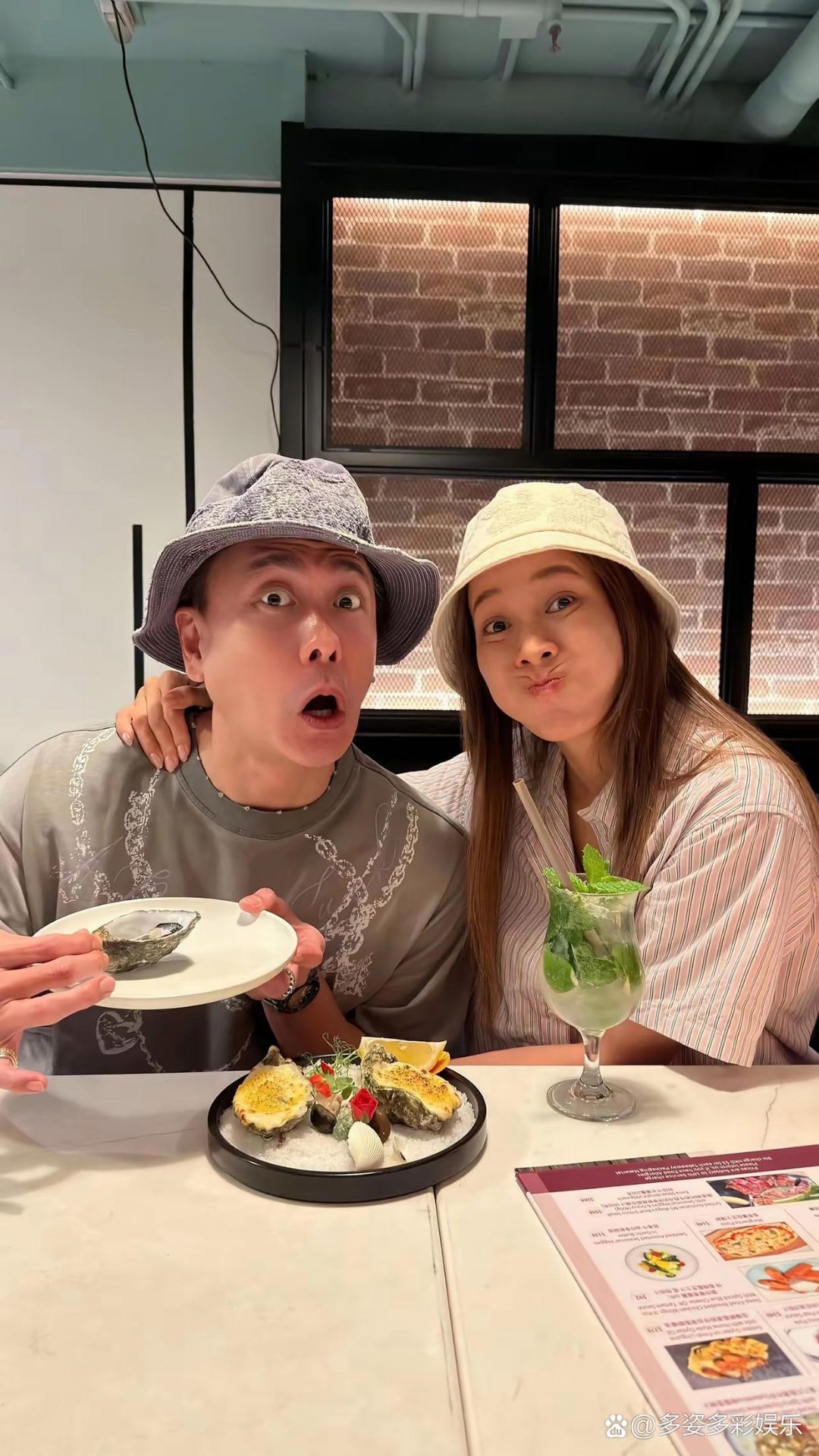 黄宗泽晒出与钟嘉欣一起用餐的照片！做鬼脸的两个人还是很可爱的，可惜两人在剧中饰演