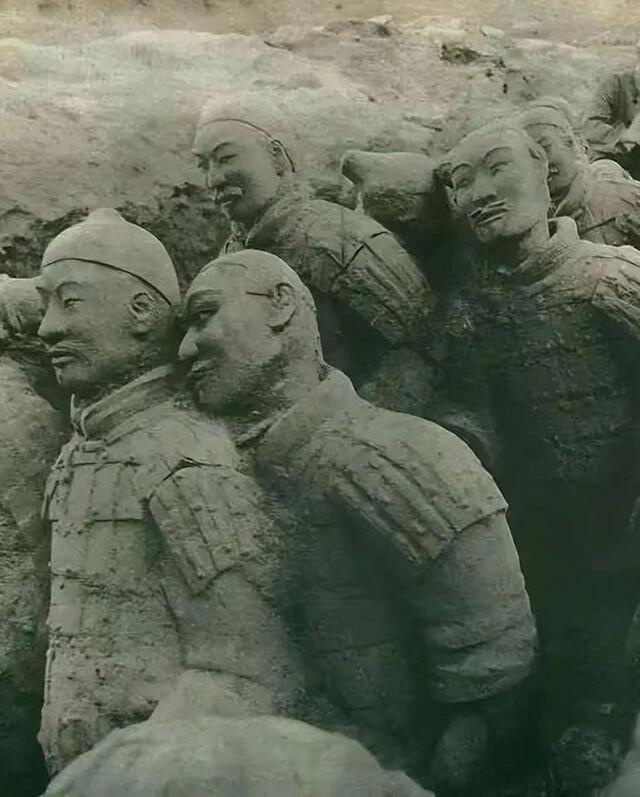 历史知识1970年代，西安，兵马俑早期出土时的表情。​​​