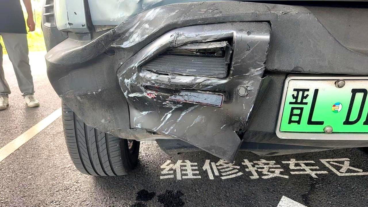 到山东第六天，原本清早要去蓬莱阁买早餐，背后“咚”一声，车被追尾。尴尬不在磕碰