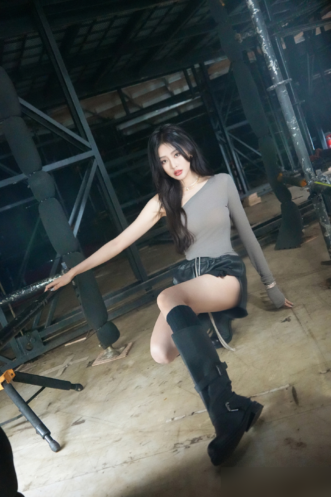 张天爱敢发未修随拍，直接撕碎了娱乐圈的审美骗局！以前她为了迎合外界审美，吃炸鸡只敢舔一口，连标志性的
