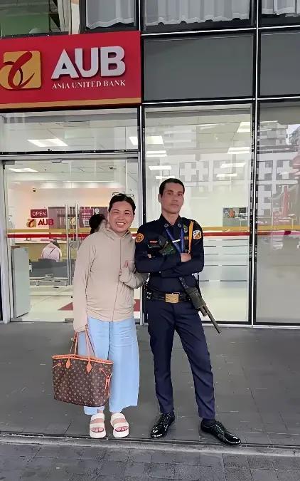 中国大妈走到哪都招人烦。去菲律宾旅游，看到人家持抢的保安长的帅，非要凑到跟前合个