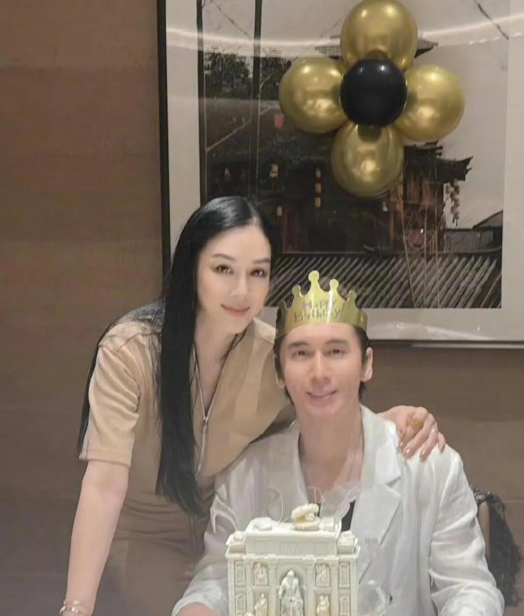 张伦硕44岁生日这天，钟丽缇那组庆生照看得我心里挺感慨照片里老张戴着生日帽，那张