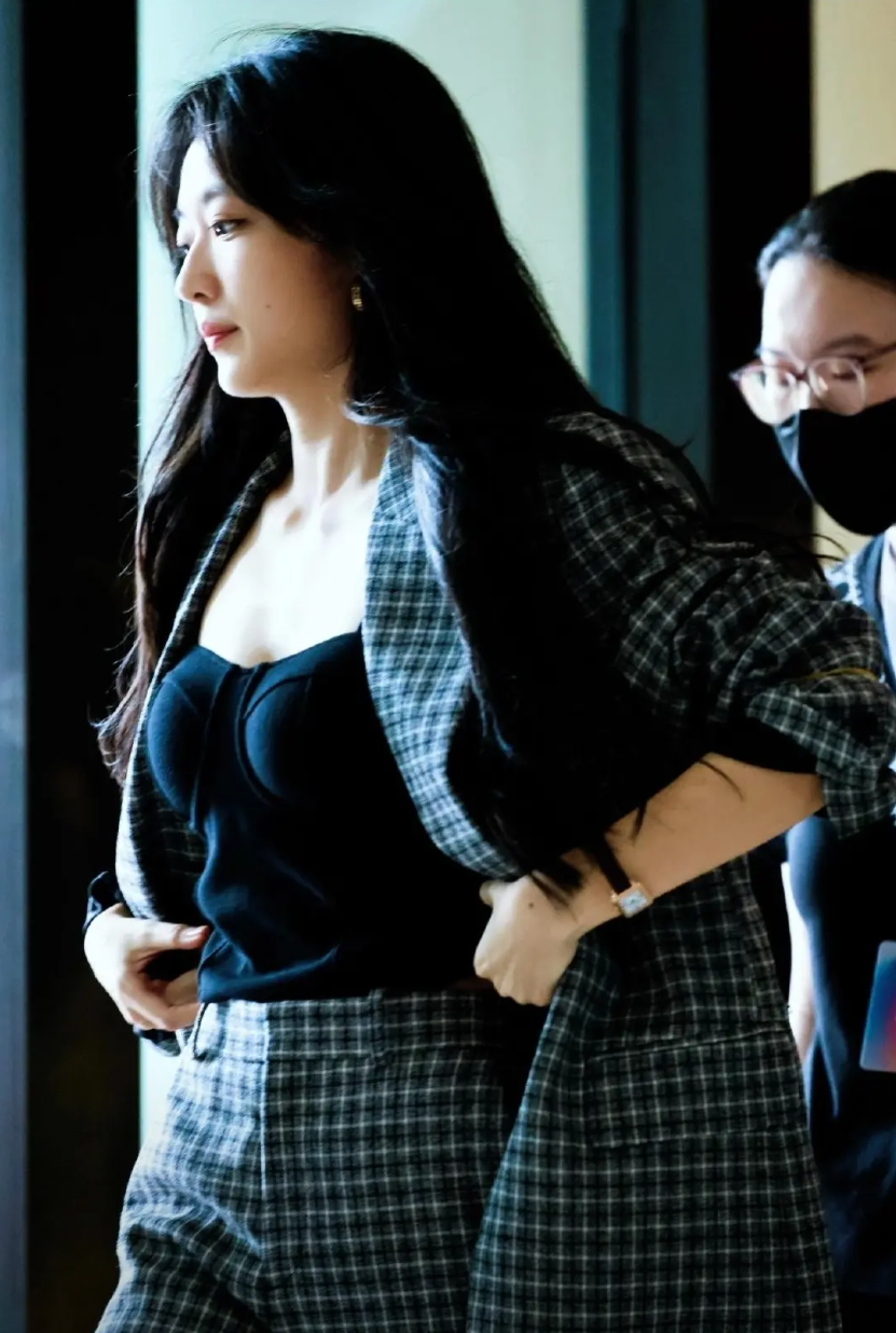 娱乐圈女明星孙千吃亏就亏在她这张脸上。其实她的身材特别好，并且四肢纤细，特别适