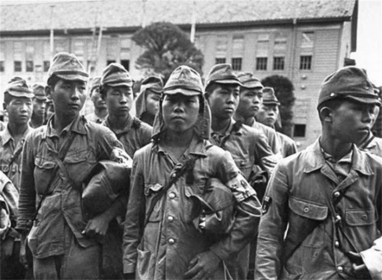 1939年，日军哨兵主动投降，审讯后才知：竟是早稻田大学高材生。1939年深