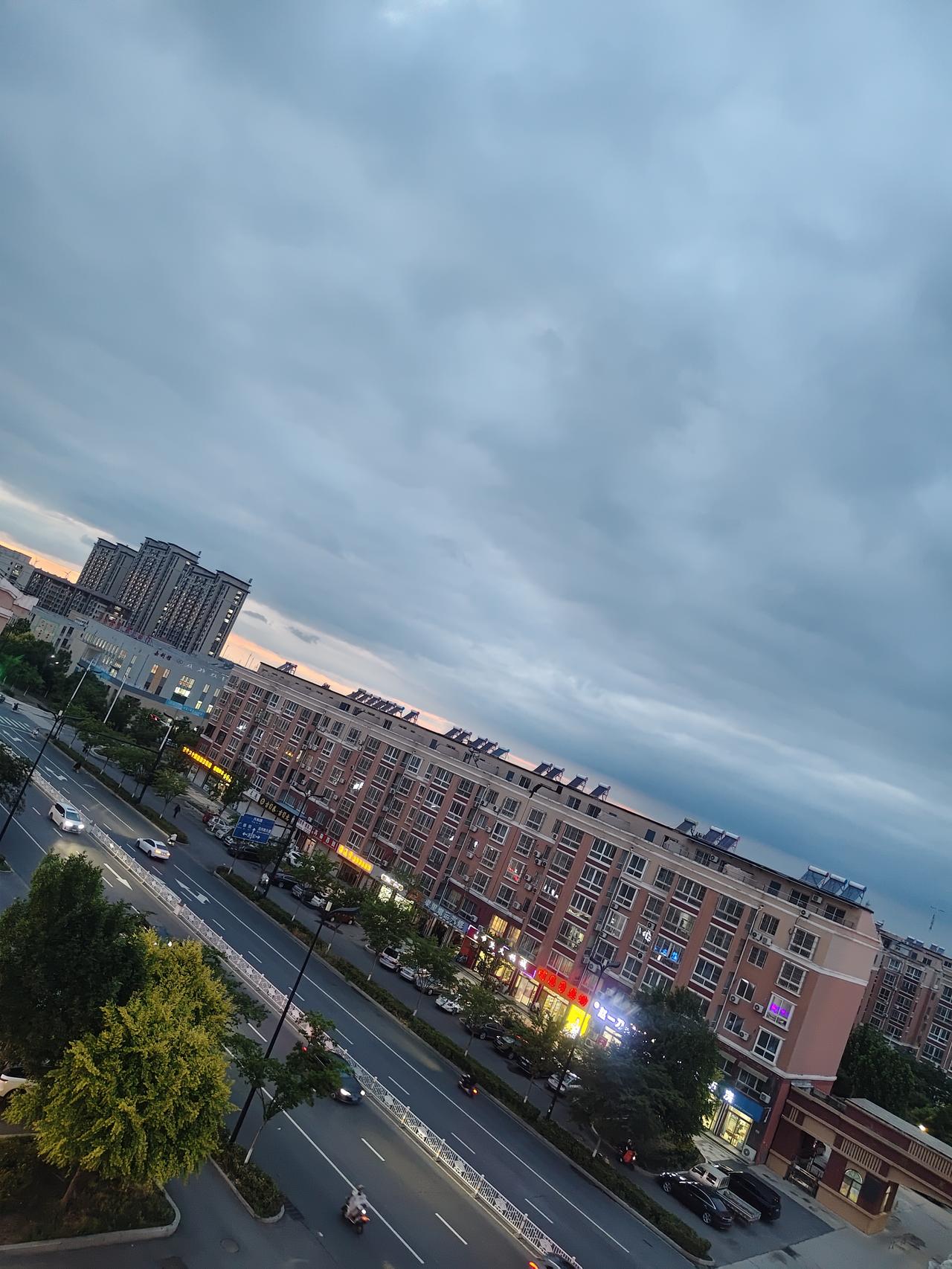 昨天下楼扔垃圾，三楼的女邻居领着修理工正在开门。听到有人下来，她一低头装没看见进