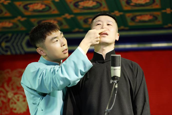 张九南空降八队，带师哥杨九郎攒底，小哥俩感情好没事就要搭一场！德云社官方微博发布