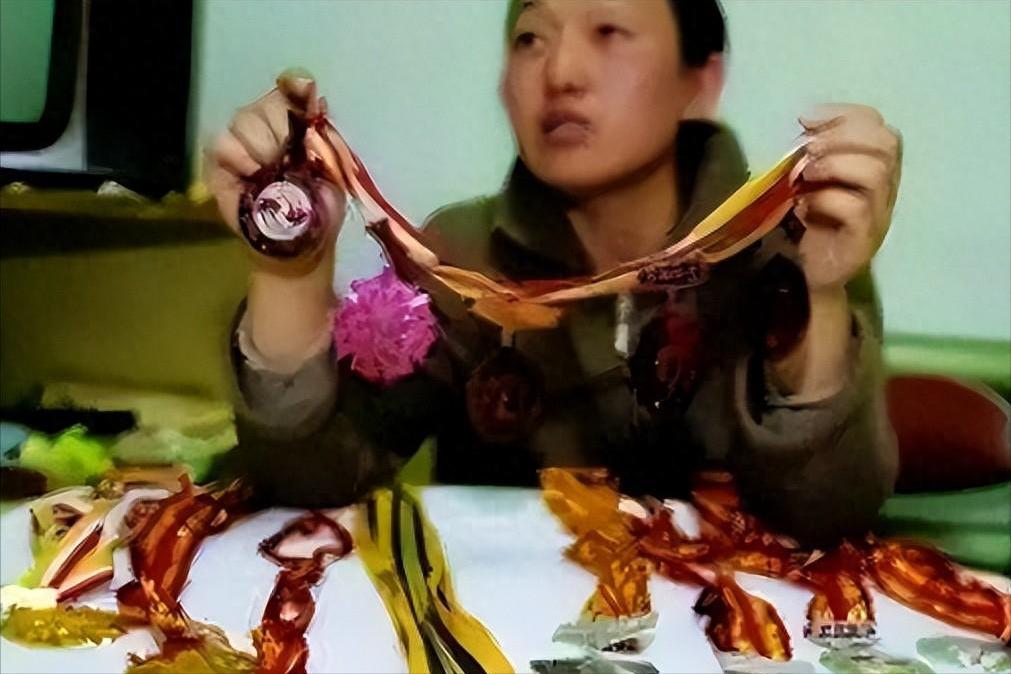 她是九枚金牌的冠军，被教练下药终身不育，退役后当搓澡工嫁和尚邹春兰出生