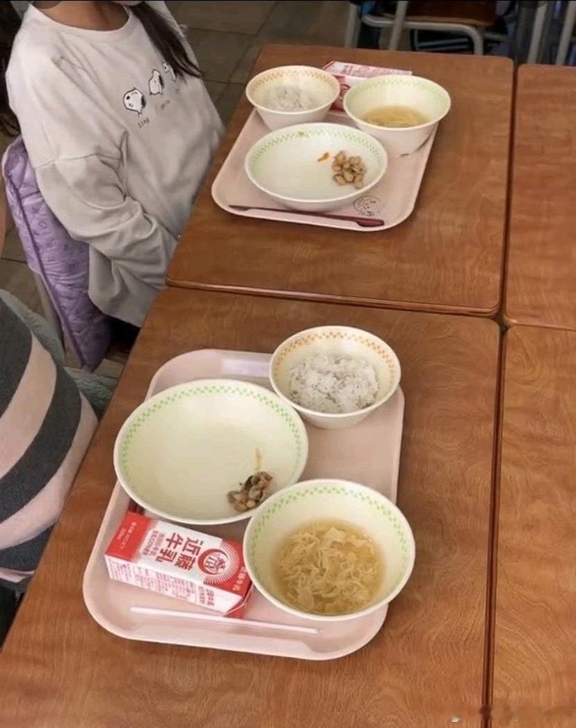 中日学生的午餐对比​​​