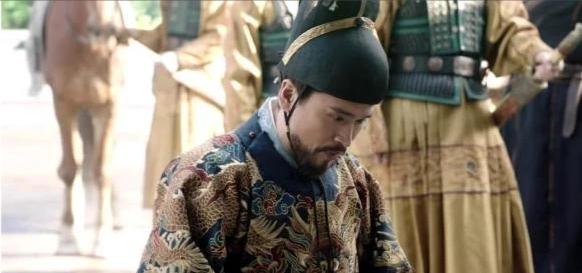 1423年，朱棣病重。病榻前，三子朱高燧捧着药膳的手在发抖，朱棣突然抓住他手