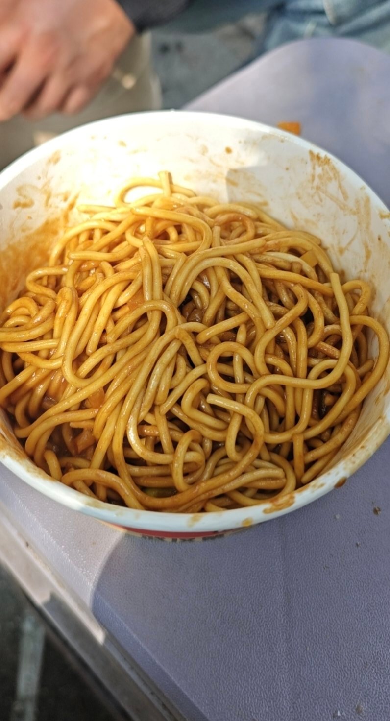 雷军在武汉过早我和雷总有一点非常相似，都在玩武汉路边凳子上吃过热干面