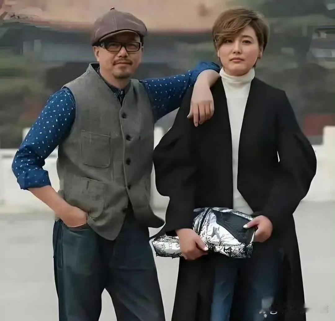 张延和老公看起来好恩爱，果然是岁月从不败美人，优雅的自然老去，其实也挺好。
