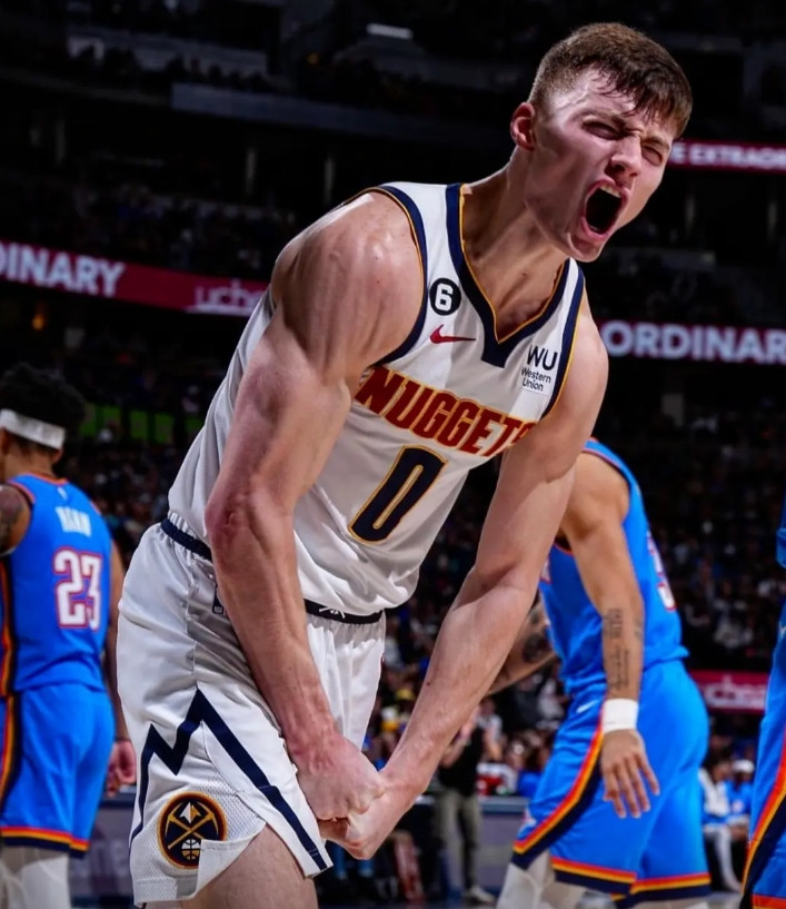 布劳恩的合同其实也有马龙的锅布劳恩的提前续约是因为他上赛季确实打得不错+掘金上