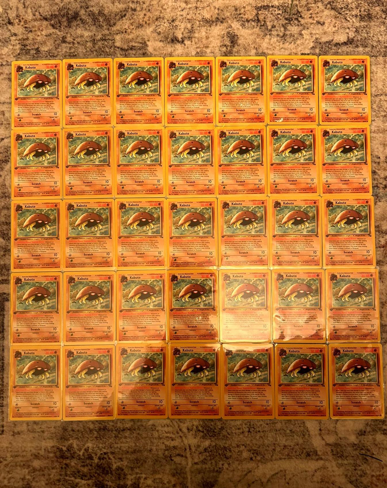 【真爱！玩家收集近1800张初版《宝可梦》化石盔】近日一位宝可梦集换式卡牌收藏者