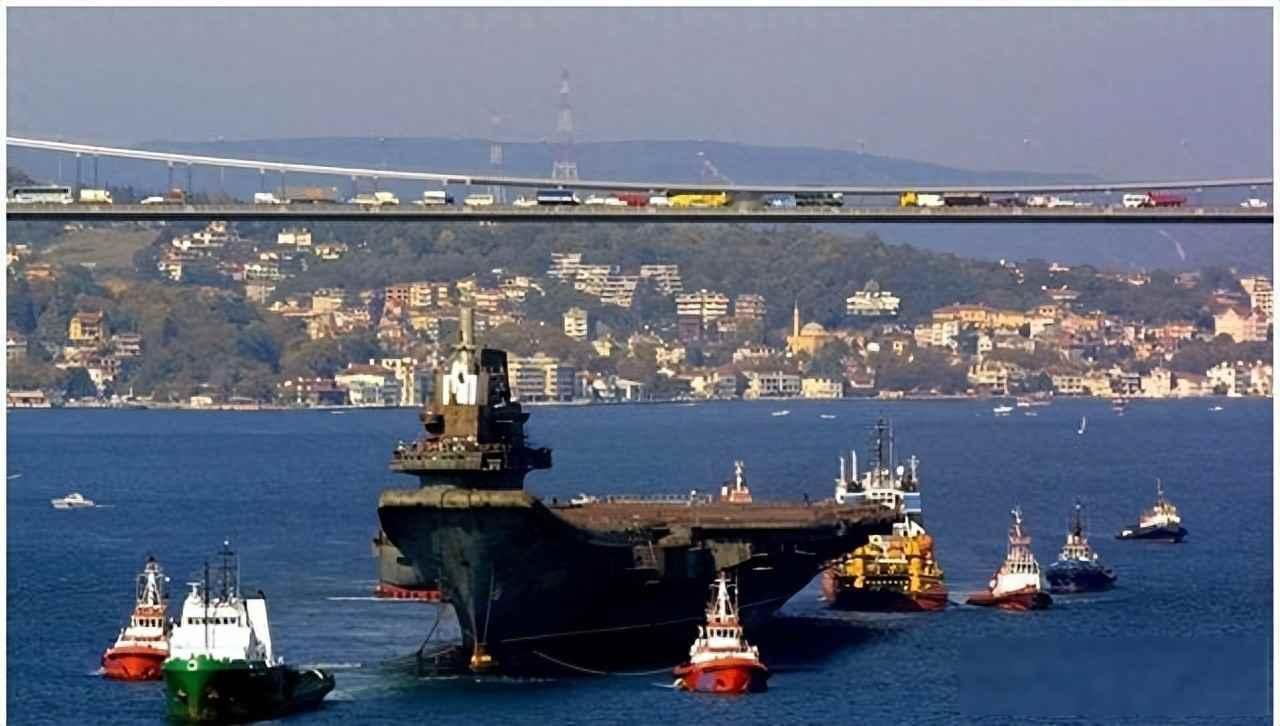 辽宁舰停在港口，当年花2000万买艘废铁，如今却能起降歼-15两千年初，一艘