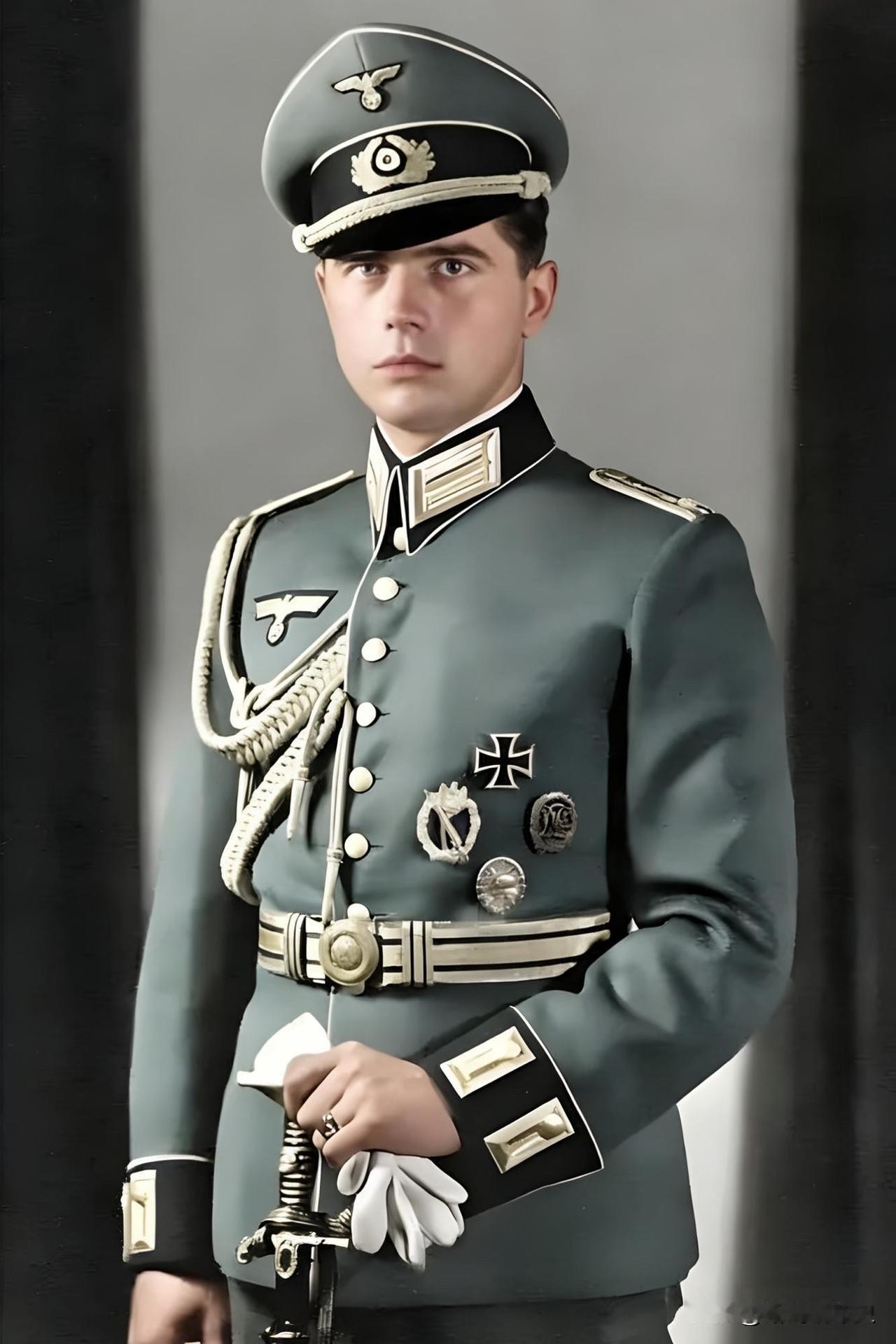 M35军礼服于1935年定型，核心就两个字：体面。它沿用了一战时期军常服的设计，