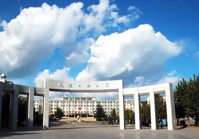 我不支持大连工业大学的做法，这个女孩的行为确实恶心，让人觉得现在女孩为什么那么不
