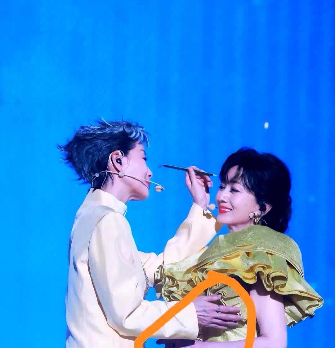 叶童你真的太不应该了，不查不知道，一查吓一跳，才知道成都场的表演，连在现场观看的