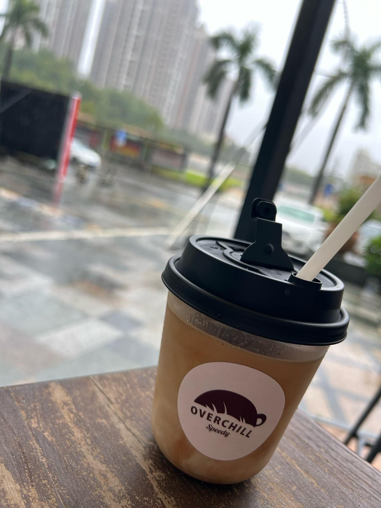 下雨天喝杯咖啡，那就聊聊咖啡。咖啡这东西，表面是提神醒脑的仙丹，实则缓缓掏空你的