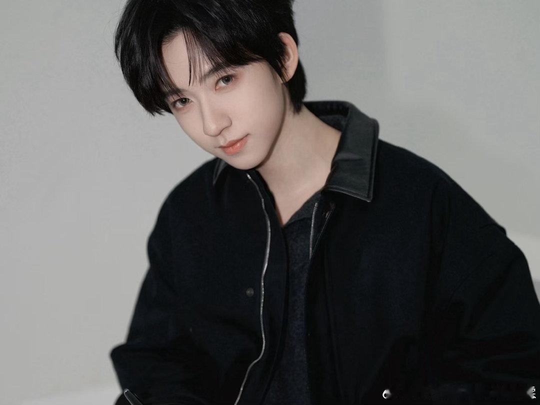 贺峻霖说今天我盯片贺峻霖更新六宫格贺峻霖说今天我盯片，更新六宫格，