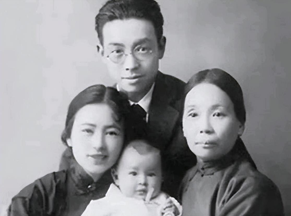 1903年，30岁的梁启超望着眼前17岁的丫鬟王桂荃，额角还沾着方才行房