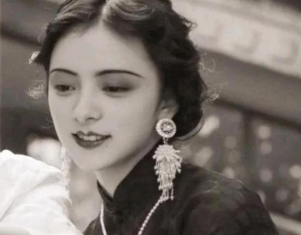 1974年，90岁的杨森迎娶了17岁的张灵凤。洞房之夜，就在杨森要行房事时，张灵