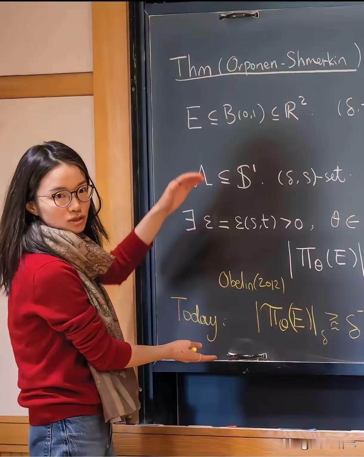 你猜，拿了菲尔兹奖的数学家，给学生上课是什么画风？说出来你可能不信，跟你想