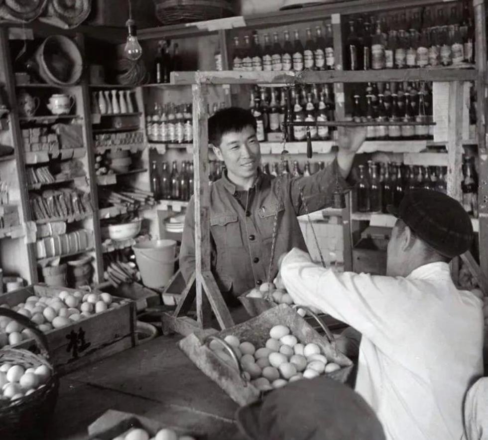 1978年，黄冈林家大湾供销社营业员林从旭获释，回到了家中，却发现空无一人。向邻