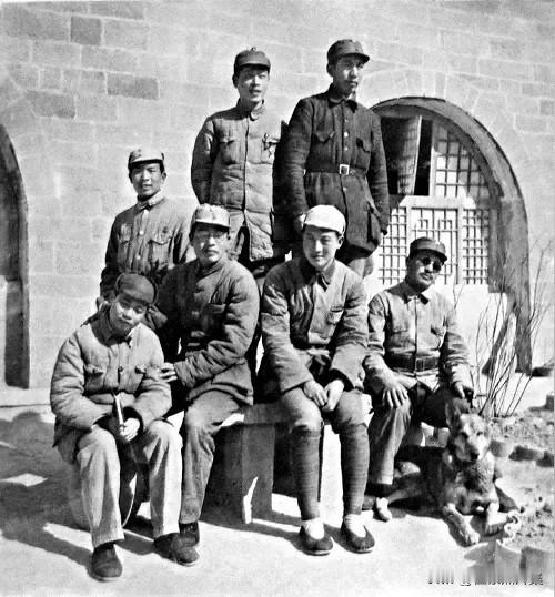 上世纪四十年代初，八路军120师师长贺龙（前右一）与王震（后排右一），李井泉（后