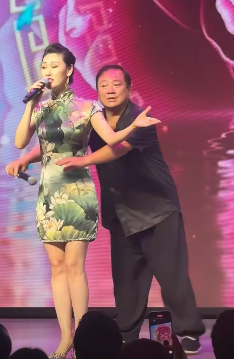 这是演了个啥？南京刘老根大舞台开业。“谢广坤”扮演者唐鉴军领队演出，他最后压