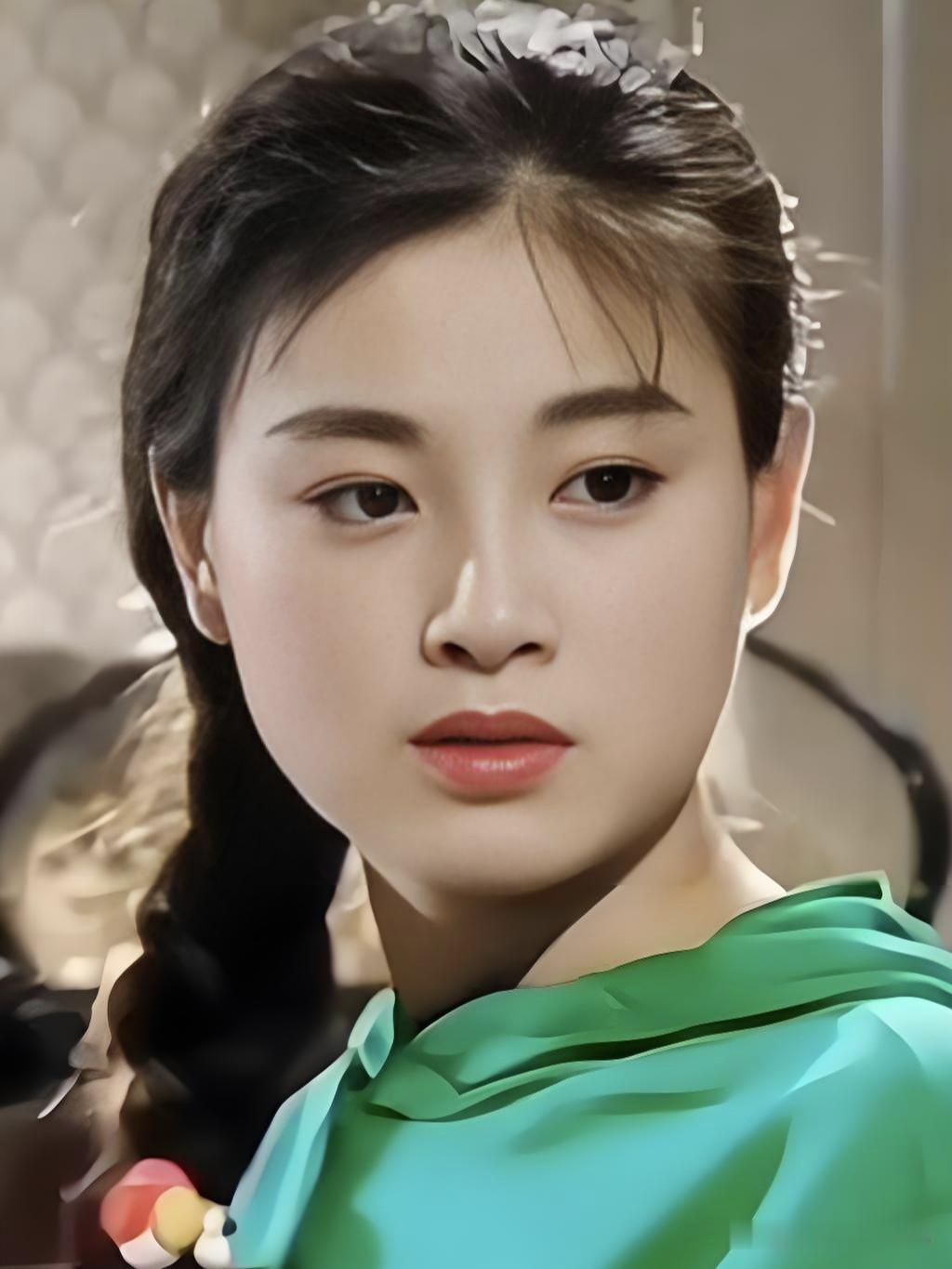 赵明明，古典温婉，一颦一笑皆是画中仙，东方美人的极致诠释。自己的路，你会听别人怎