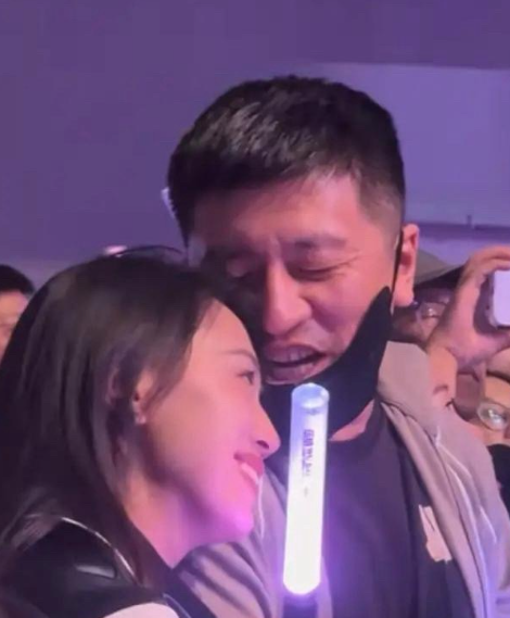 张雪峰和妻子李丽婧撒狗粮，结婚十几年还这么甜蜜，像大学生谈恋爱一样！两人同框现身