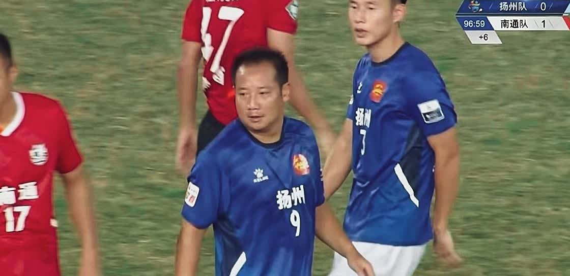 可能是我不懂足球，请问昨天扬州队上场的这位大叔是什么人物？肚子大，头发秃，体力也