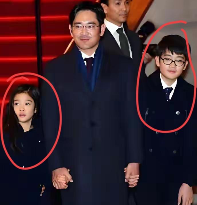 太子爷和前太子妃，这基因确实不错，看两个孩子就知一二了李在镕和林世玲缘尽了！但