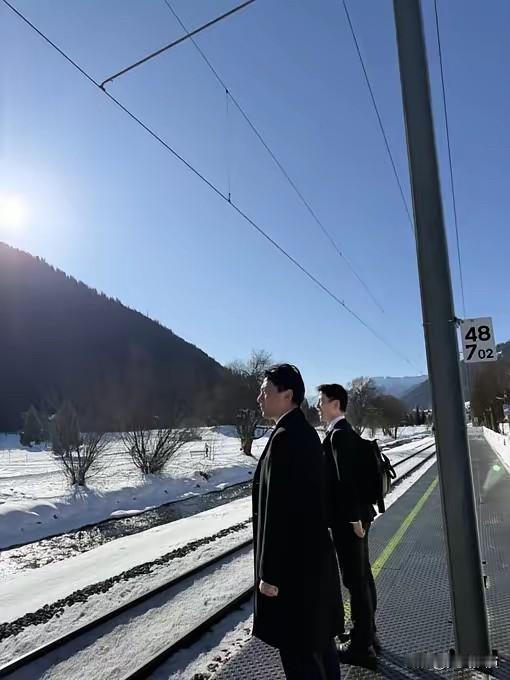 日本防卫大臣小泉进次郎：从达沃斯会议会场乘坐火车返回途中。小泉进次郎去开达沃