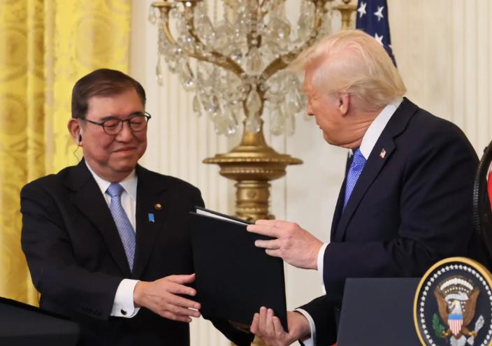 特朗普亲自催债，日韩就算掏空家底，9000亿美元也得交到美国手里！特朗普最