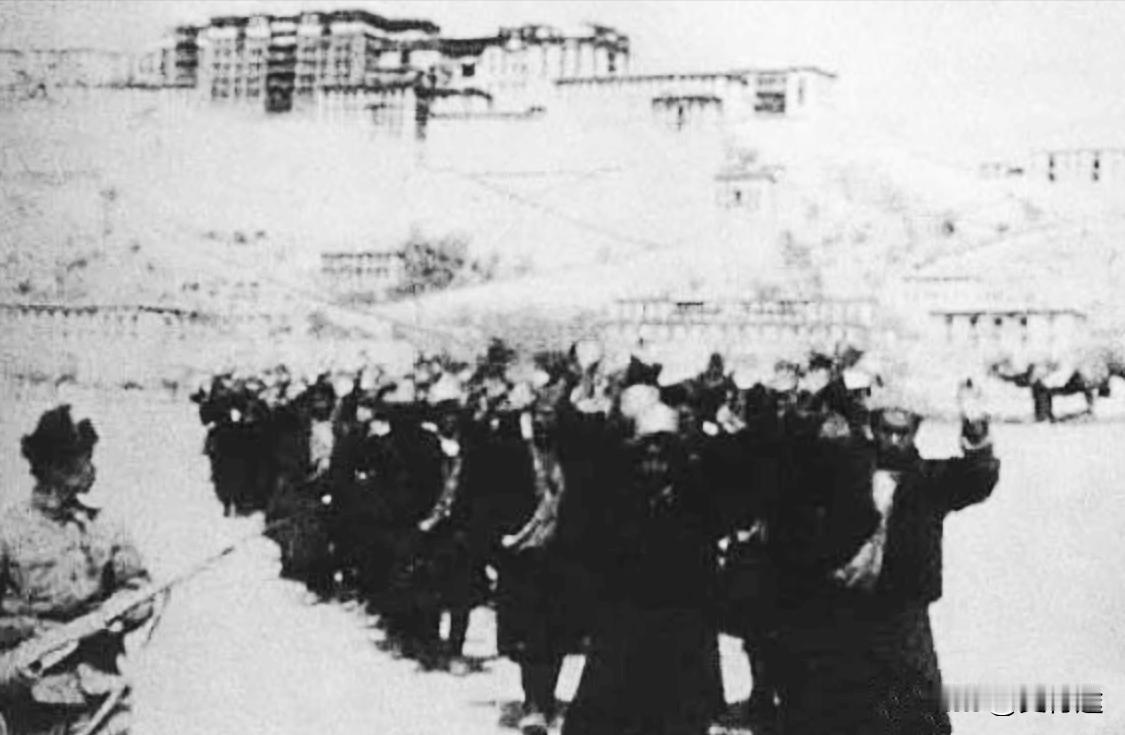 1959年，西藏叛军主动向解放军发起了进攻，毛主席做出重要指示：“人民解放军一概