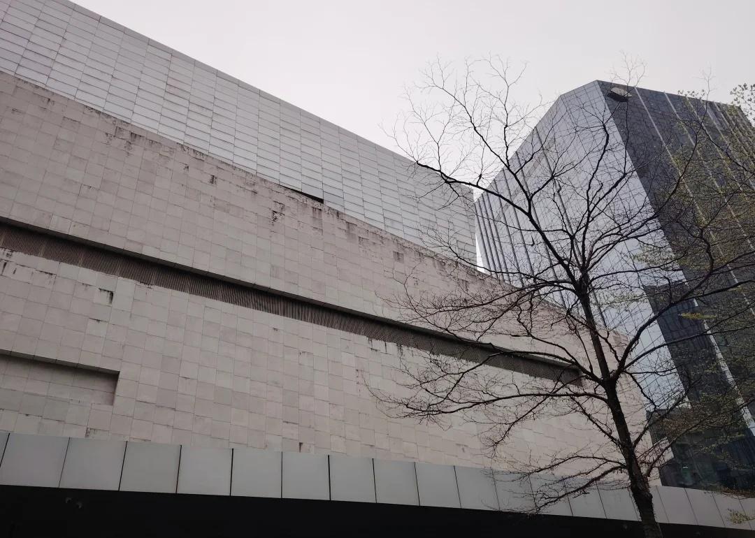 梅雨天广州顶流太古汇外墙发霉没想到霉菌长得这么厉害，之前是广州大剧院，现在是太