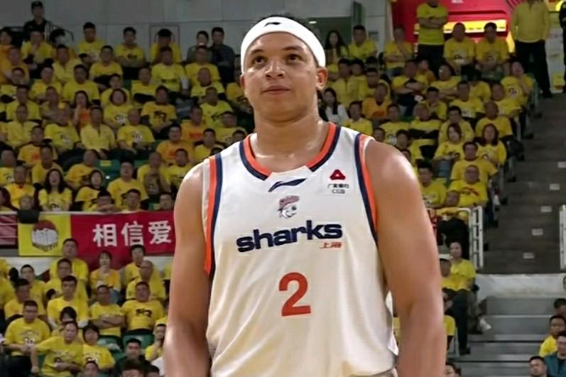 洛夫顿脾气真的太大了！！！洛夫顿打球明显带情绪啊，上一场和主教练卢伟发生不愉